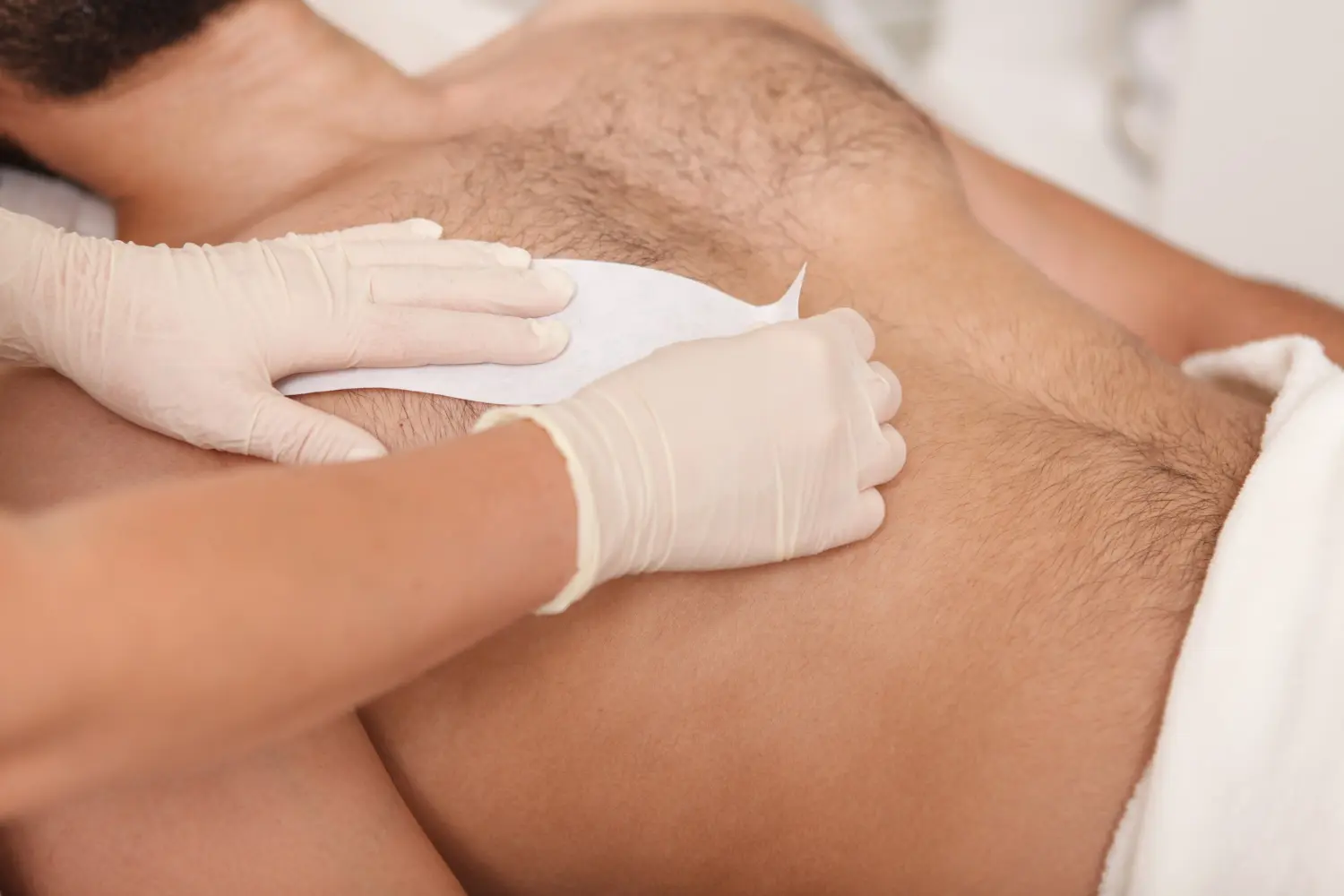 Depilación con cera en el pecho para hombre en Málaga